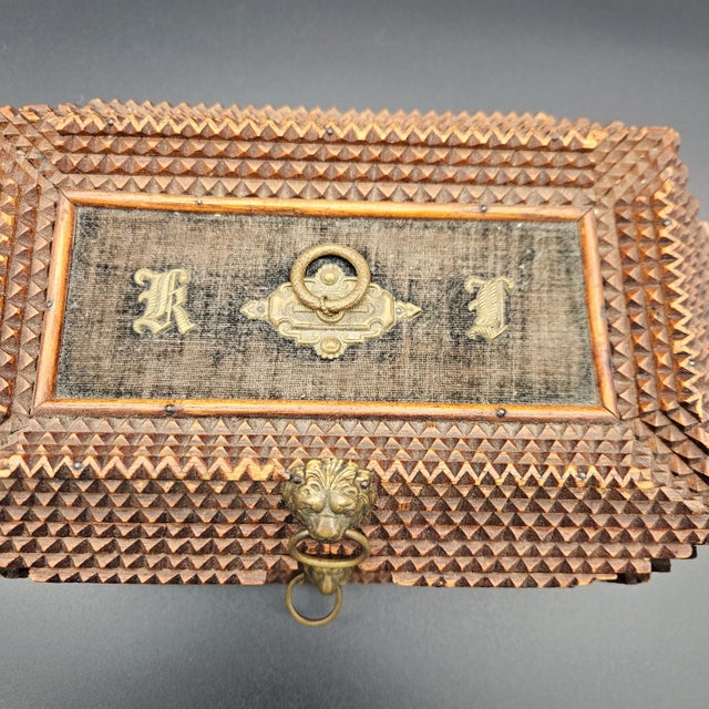 Tramp Art Handcrafted Wood Box, in Very Good conditions. Designed before 1890