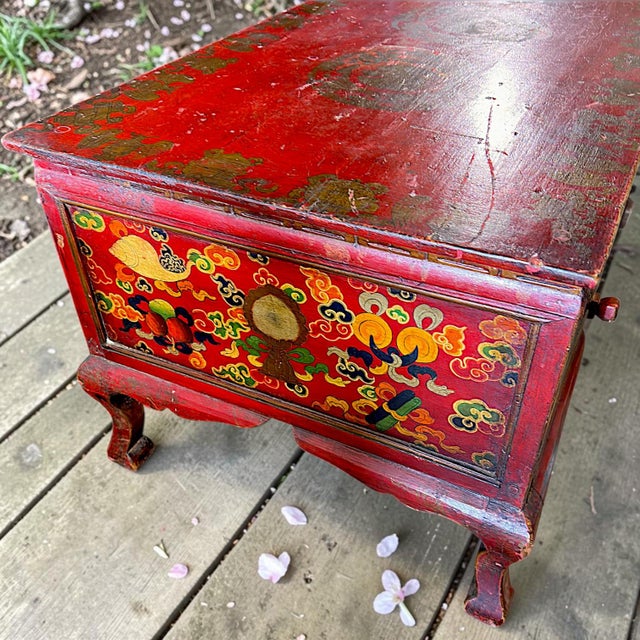 Vintage Chinese Red Lacquer Low Kang Coffee Table With Drawers, Hand-Painted, Mid-20th Century For Sale - Image 10 of 14