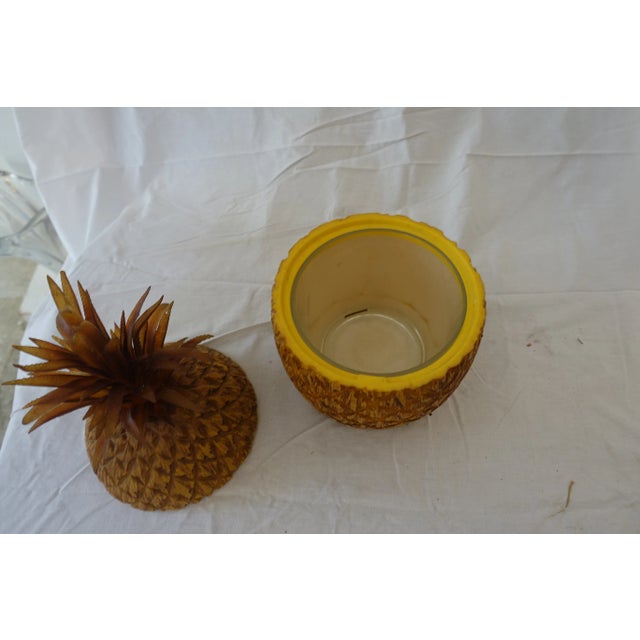 Soft plastic ice bucket with removable glass interior and insulated material. In good condition. Height: 30 cm - Diameter:...