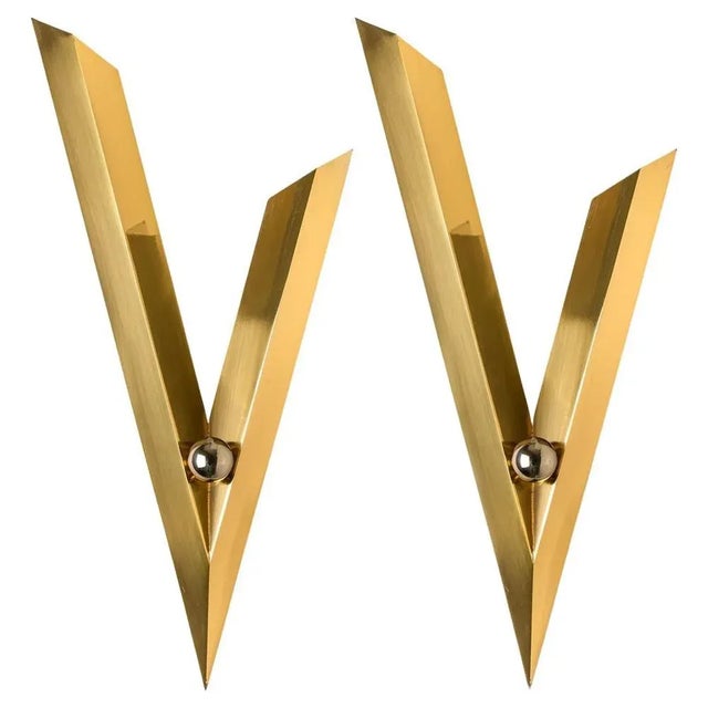 1 of the 4 beautiful wall lights in solid brass and chrome, 1980s. This wall sconce are in a very good vintage condition....