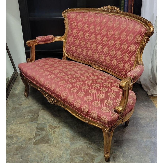French Louis XV Style Giltwood Carved Settee With Original Damask Upholstery, Mid-20th Century For Sale - Image 4 of 12