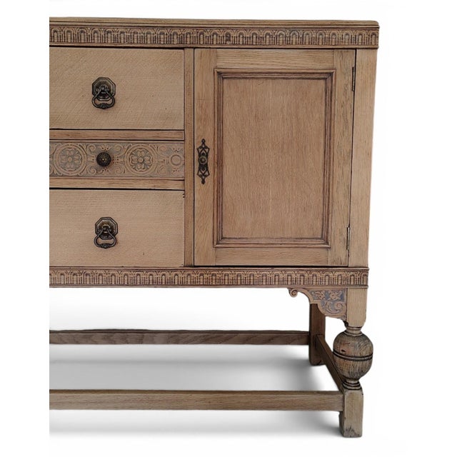 Early 1900s Natural Tiger Oak Sideboard With Carved Detailing For Sale In Atlanta - Image 6 of 10