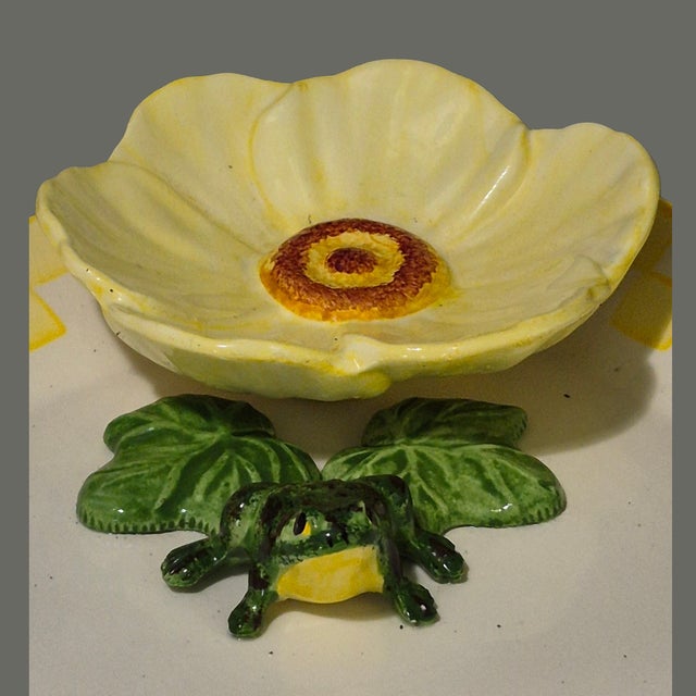 Contemporary Vintage "Cali "Ceramic Lotus Flower Lily Pod 3DFrog Chip & Dip Platter For Sale - Image 3 of 9
