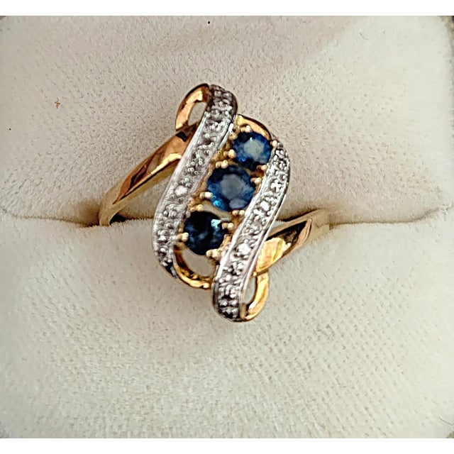 18k Gold and Sapphire Ribbon Ring, 1960s For Sale - Image 4 of 5