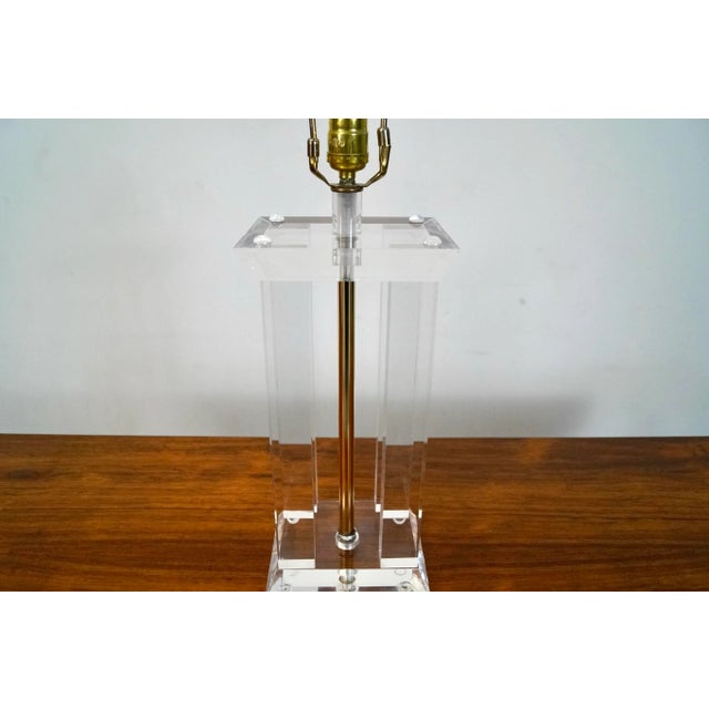 Transparent 1970’s Hollywood Regency Lucite & Brass Table Lamp For Sale - Image 8 of 12