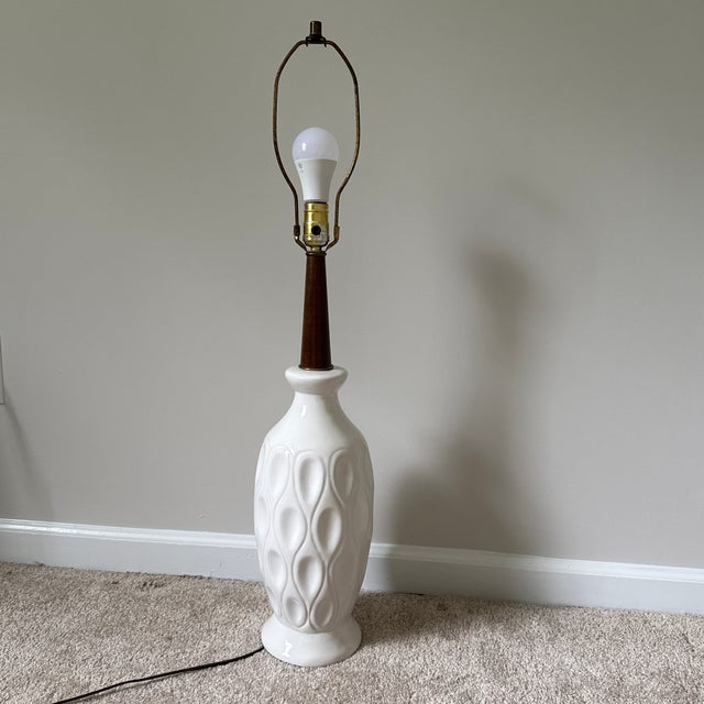 Wood 1960s Mid-Century Modern White Ceramic Table Lamp With Walnut Wood Neck and Lampshade For Sale - Image 7 of 12