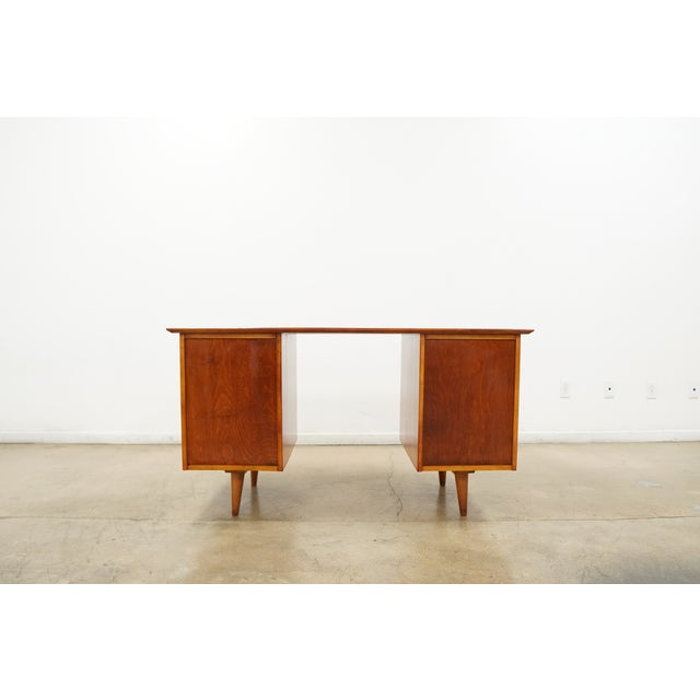 This vintage Paul McCobb double pedestal desk is a classic Mid-Century Modern design, showcasing the clean lines, balanced...