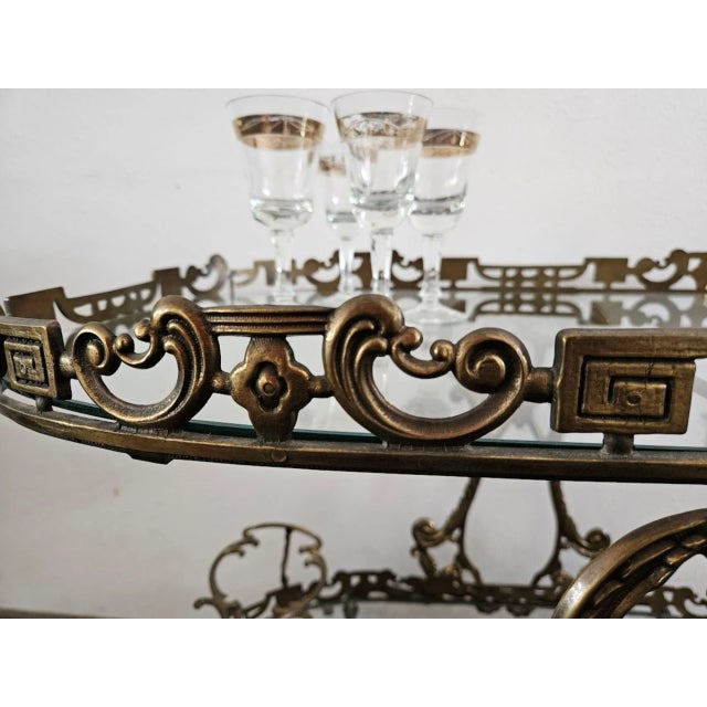 Baroque Serving Trolley in Brass with Glass Platforms and Bottle Holders, 1960s For Sale - Image 11 of 18