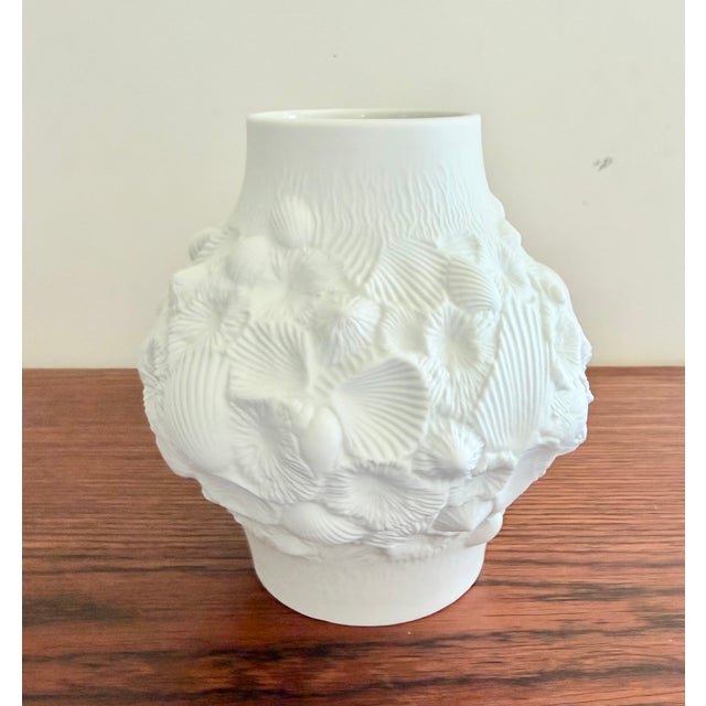 White Vintage German Shell Vase in Bisque Porcelain from AK Kaiser, 1970s For Sale - Image 8 of 8