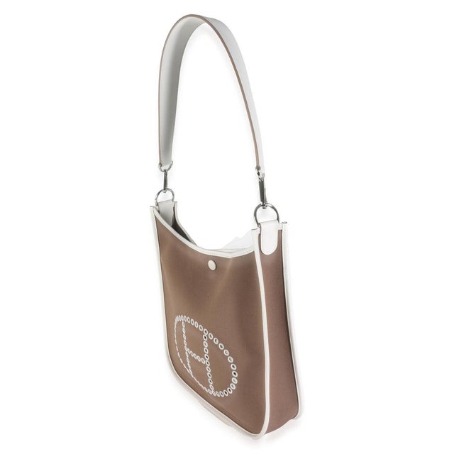 Designed in 1978 by Evelyne Bertrand, the Evelyne shoulder bag from Hermès has a distinctive aesthetic thanks to a...