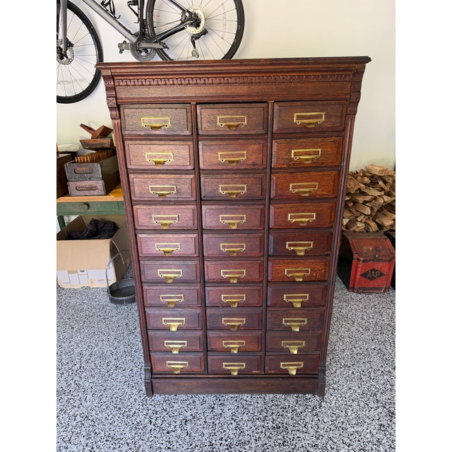 Antique Oak 30-Drawer Library Card Catalog Cabinet Late Victorian / Early Arts & Crafts | C. 1886–1905 | Original Finish & Brass Hardware For Sale - Image 11 of 16