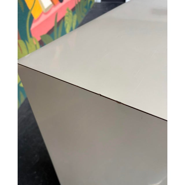 Classic 80s styling in this tallboy. Cream laminate surrounds the case with gold trim accent at the top and bottom. Great...