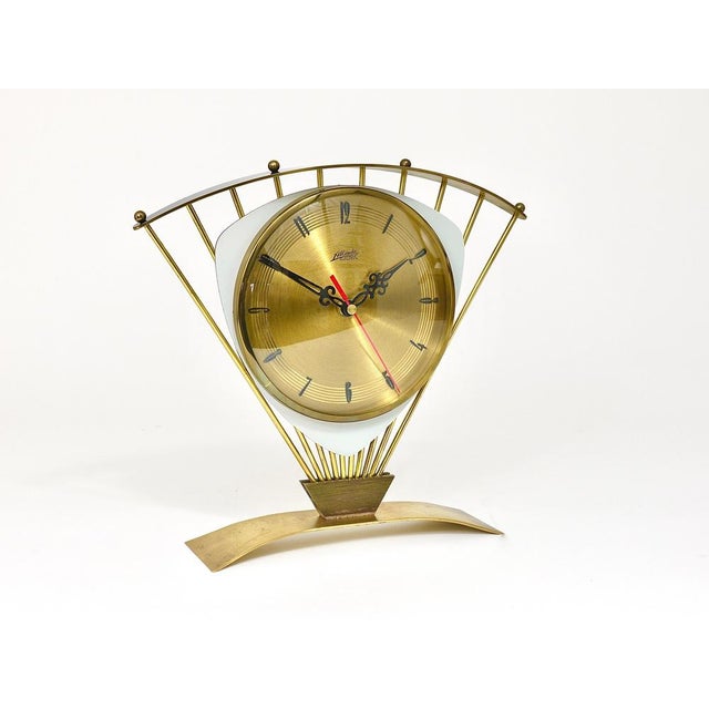 An amazing midcentury triangular design starburst table or desk clock from the 1950s. Executed by Atlanta, Western...