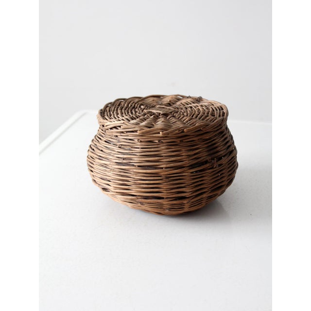 Farmhouse Antique Wicker Basket With Lid For Sale - Image 3 of 8