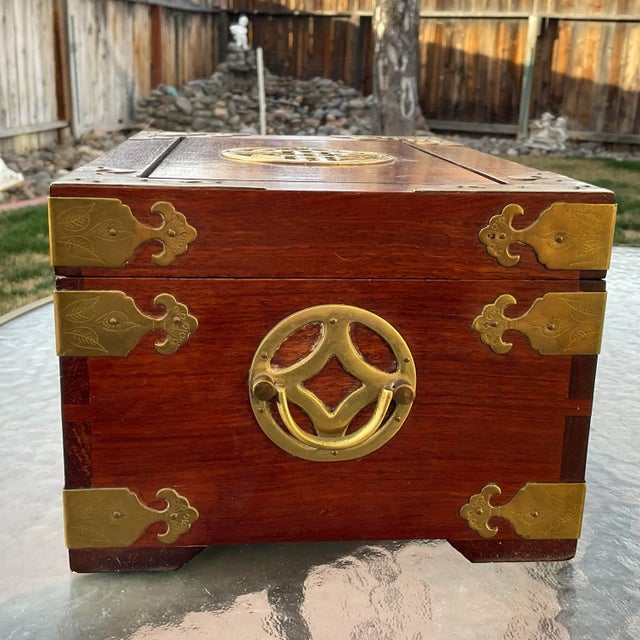 1970’s Chinese Chinoiserie Brass Mounted Rosewood Jewelry Box For Sale - Image 4 of 8