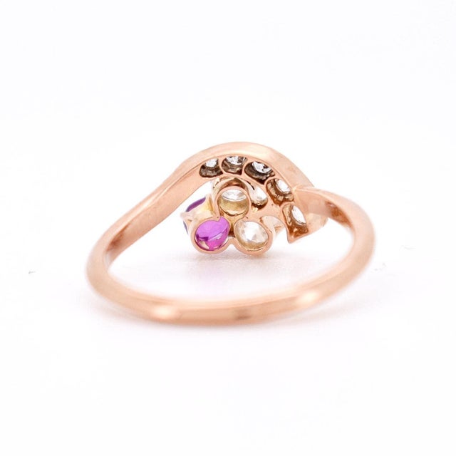 Belle Époque Trilogy Clover Ring, 18-Carat Gold , Natural Diamonds and Rubies, French Circa 1900, Size 7 For Sale - Image 4 of 4