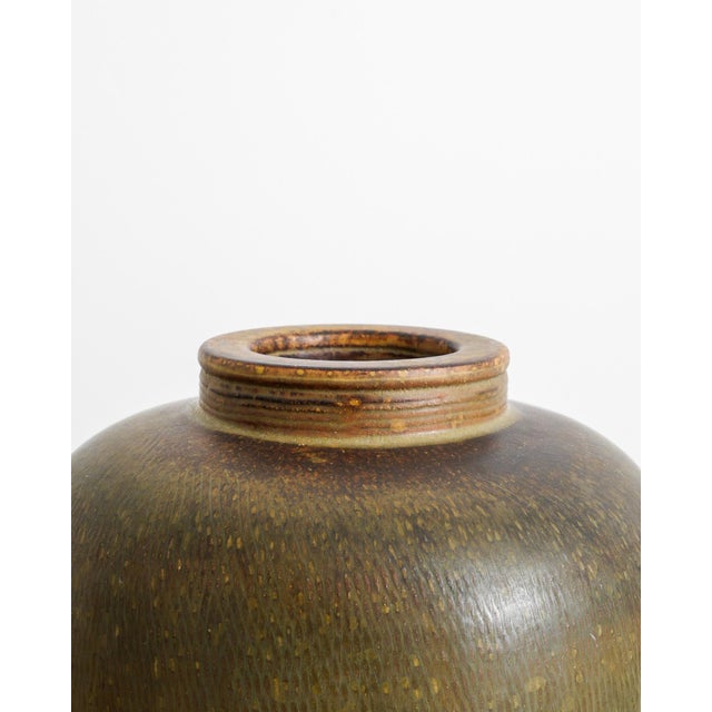 1950s Mid-Century Modern Swedish Brown Green Stoneware Farsta Vase Urn by Wilhelm Kåge for Gustavsberg, Sweden, 1940s For Sale - Image 5 of 7