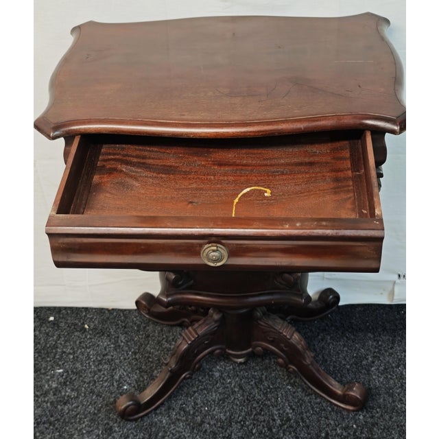 Genoese Louis Philippe period coffee table (mid-19th century), made of solid mahogany and crotch mahogany, with mahogany...