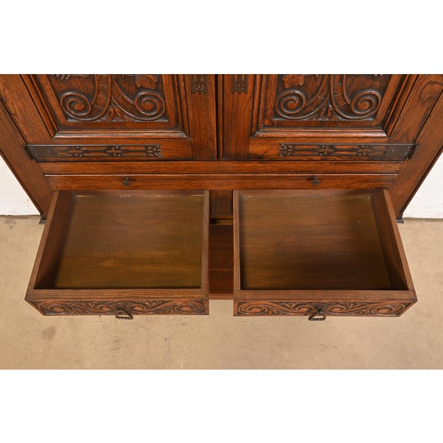 R. J. Horner Style English Jacobean Carved Oak Bar Cabinet, Circa 1900 For Sale In South Bend - Image 6 of 12