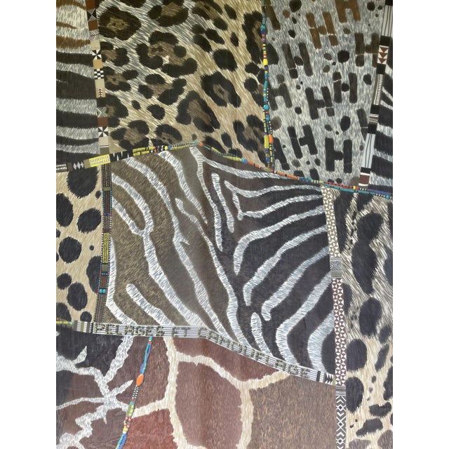 Hermès Pelages Et Camouflage Mousseline De Soie Foulard En Soie 140cm-55 Pouces Honoré For Sale - Image 9 of 9