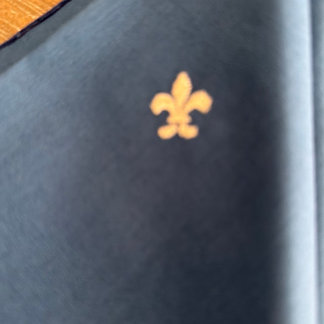 French Provincial 1980s French Blue Fleur-De-Lis Embroidered Dinner Napkins - Set of 8 For Sale - Image 3 of 4