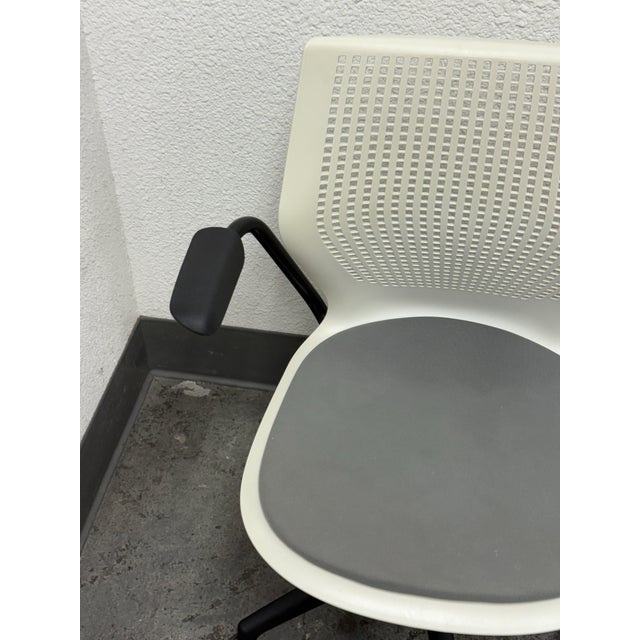 Knoll Knoll Multigeneration Light Task Chair For Sale - Image 4 of 12
