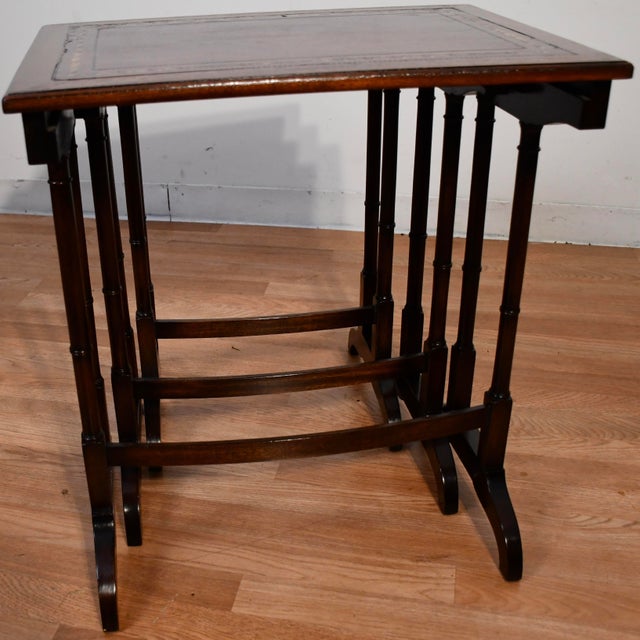 Traditional 1930s Vintage English Regency Mahogany Wood Leather Top Nesting Tables Tiered Set For Sale - Image 3 of 13