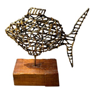 1970s Vintage Brutalist Brass Pisces Fish Sculpture on Wood Stand – Signed For Sale