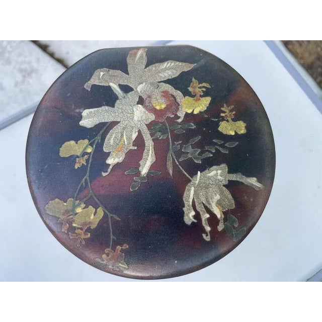 Japanese Cylindrical Box in Brown Lacquer Paint with Flower Decoration For Sale - Image 4 of 10