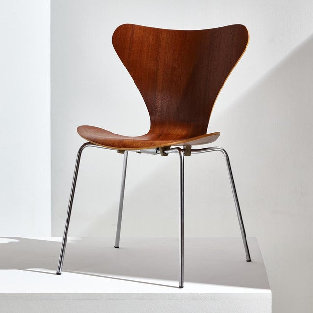 Iconic ‘Series 7 3107’ chair from the 1960s designed by Arne Jacobsen and produced by Fritz Hansen. Teak plywood seat and...