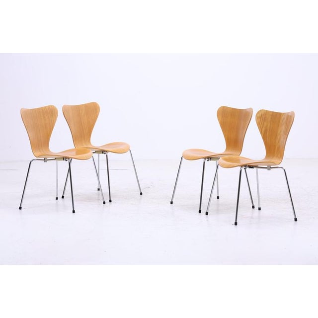 A classic set of four from Fritz Hansen's renowned Series 7, designed by Arne Jacobsen. The organically shaped plywood...