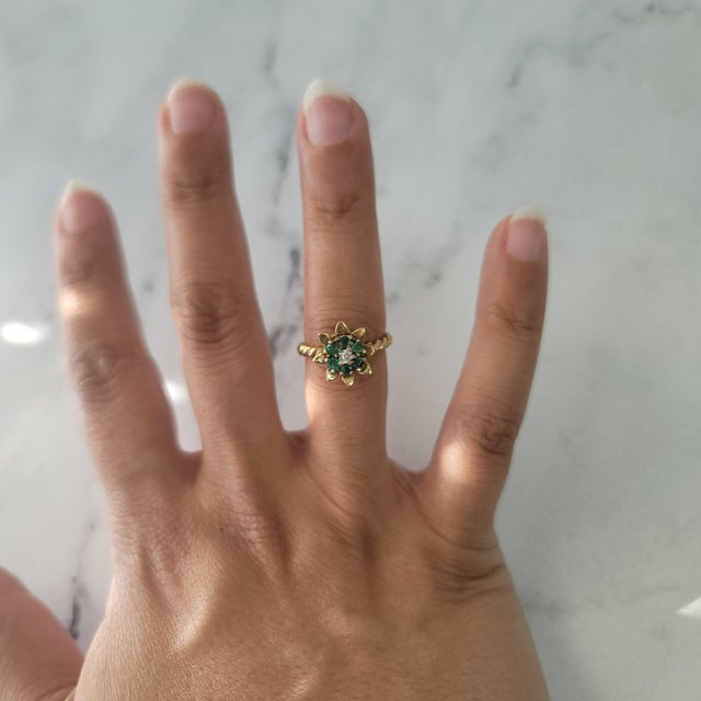 ♥ Product Summary ♥ Main Stone: Emerald Band Material: 14k Yellow Gold Weight: 2 grams Bulb Height: 10mmTulip Dimensions:...
