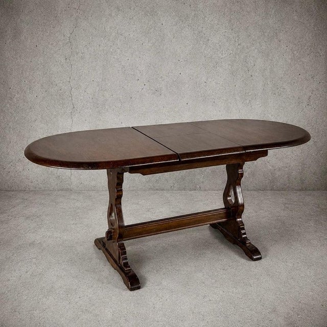 A beautifully crafted vintage extending dining table by Priory Furniture, combining traditional English craftsmanship with...