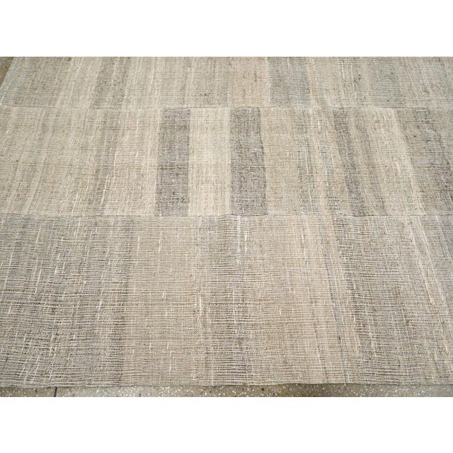 Textile Galerie Shabab Collection Mid-20th Century Handmade Turkish Flatweave Kilim Room Size Carpet For Sale - Image 7 of 10