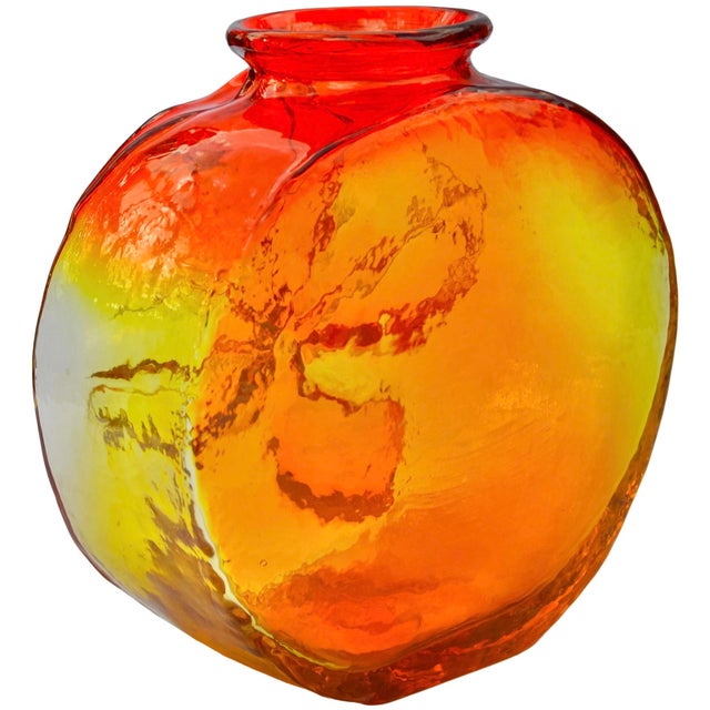 Early 20th Century Handmade Fluorescent Americana Art-Glass Vase For Sale In New York - Image 6 of 13