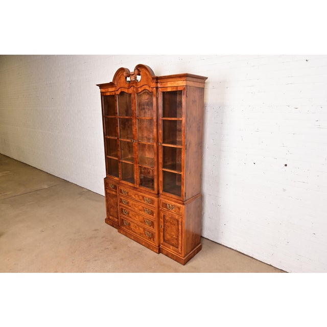 English Henredon Georgian Carved Mahogany and Burl Wood Lighted Breakfront Bookcase Cabinet For Sale - Image 3 of 11