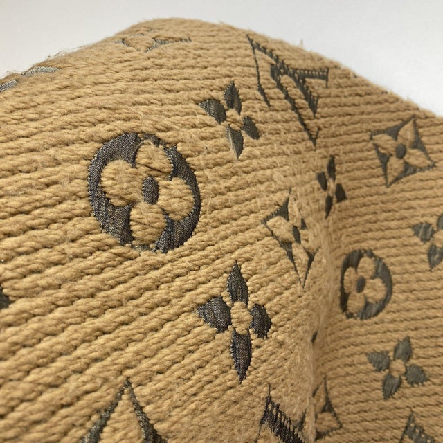 Louis Vuitton Thick Wool & Silk Blend Brown Scarf For Sale - Image 9 of 9