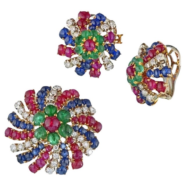 18K Yellow Gold Diamonds, Sapphire & Emeralds Earrings And A Brooch Jewelry Set For Sale - Image 15 of 18