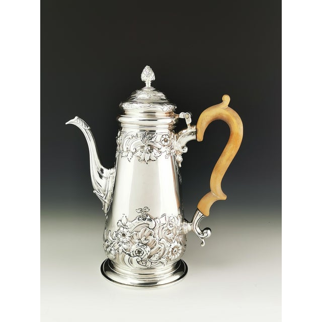 Magnificent English sterling silver (925/1000) coffee pot, George III period. Classic Georgian form: slender baluster body...