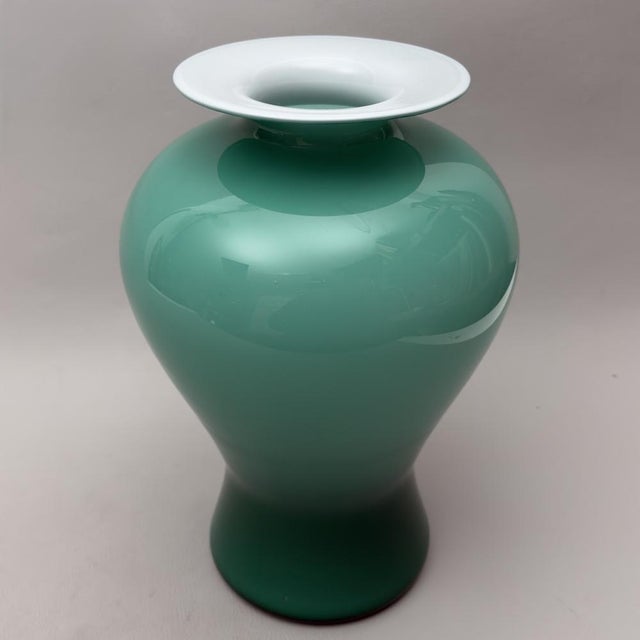 An elegant and elegant vase from the prestigious Murano glassworks Venini, an icon of 1970s Italian modernism for its pure...