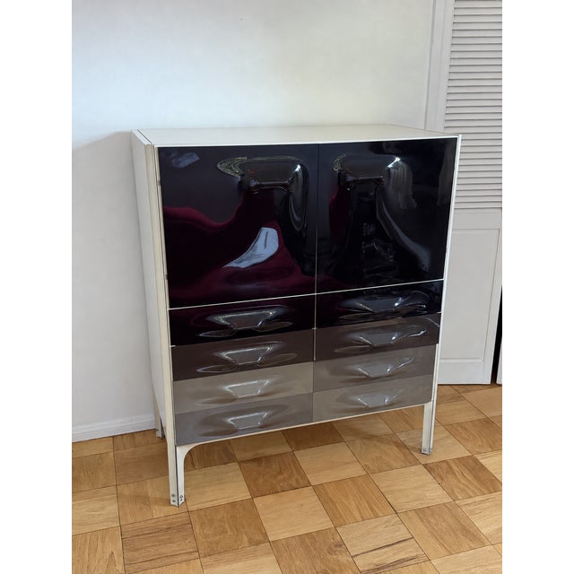 Raymond Loewy Df2000 dresser/storage cabinet for Doubinsky Frères, 1960s.