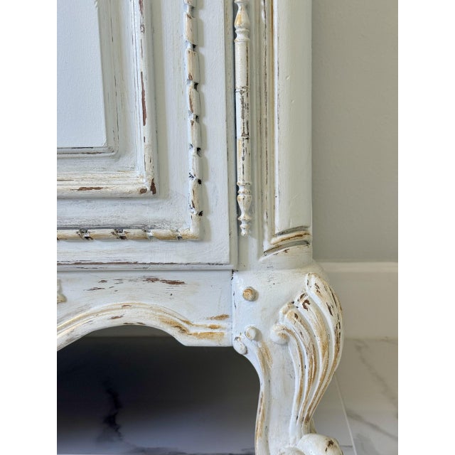 Louis XV–Style Armoire in Antique Cream & Gold Finish. French Elegance Reborn For Sale - Image 4 of 14