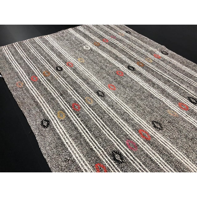 1960s Vintage Turkish Aztec Handmade Floral Patterned Area Kilim Rug- 5′3″ × 6′9″ For Sale - Image 9 of 11