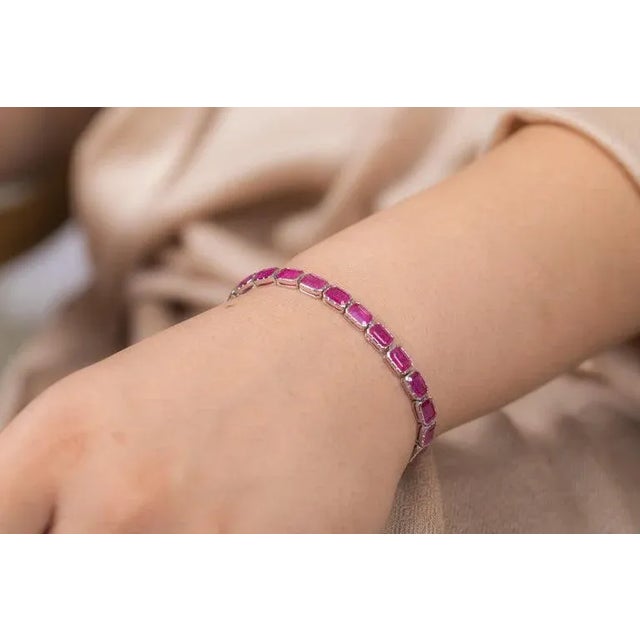 This is part of Chairish’s Fine Jewelry assortment. Bracelets are worn to enhance the look. Women love to look good. It is...