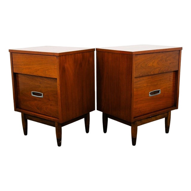 Mid Century Modern Nightstands End Side Tables Mainline by Hooker Drawers, Pair For Sale