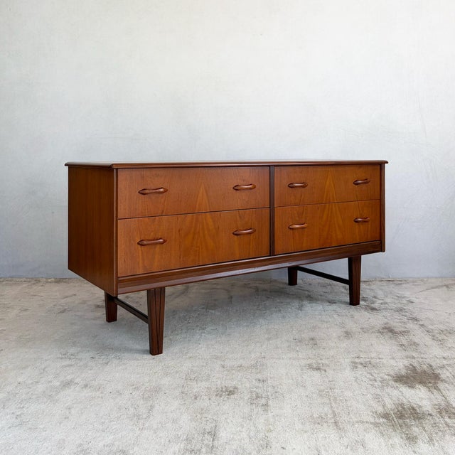 A well-proportioned 1960s teak sideboard by Homeworthy, with four generous drawers arranged in two banks for a neat,...