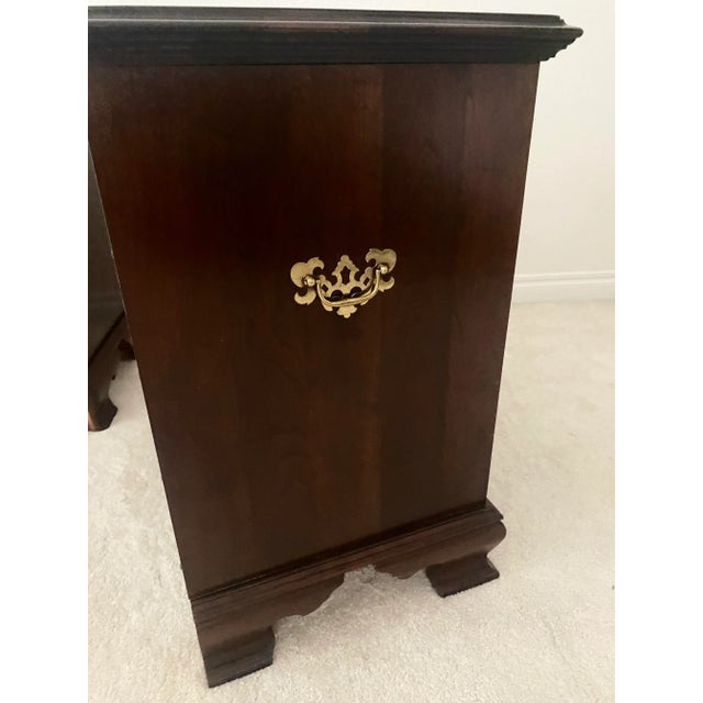 Ethan Allen Ethan Allen Georgian Court Cherry Exquisite Pair of Bedside Chests Late 20th Century Excellent Condition For Sale - Image 4 of 10