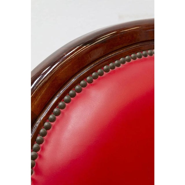 Modern Louis Philippe style armchair Made of walnut-stained beech wood and upholstered in leather, it is in excellent...