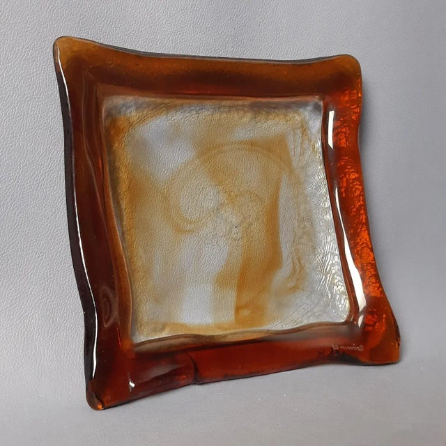 Stunning pocket-emptying centerpiece in Murano La Murrina glass, particular square design with amber-coloured internal...