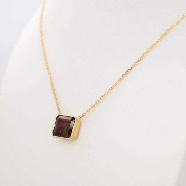 5.4Ct Bi-Color Tourmaline Necklace in Solid 14k Gold, Bezel Setting Emerald Cut For Sale In Columbus - Image 6 of 8